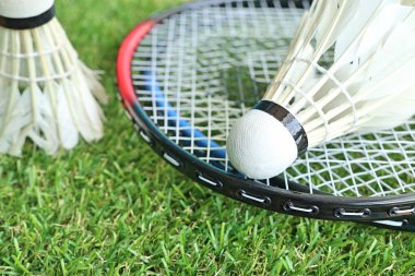 Shuttlecocks badminton raket ile