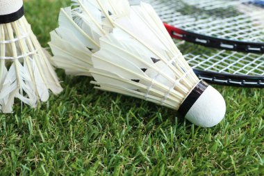 Shuttlecocks badminton raket ile