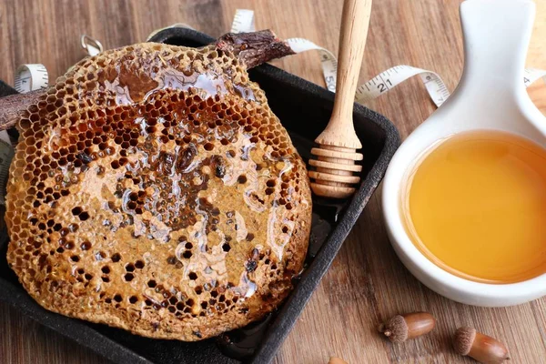 Zoete honingraat en honing — Stockfoto