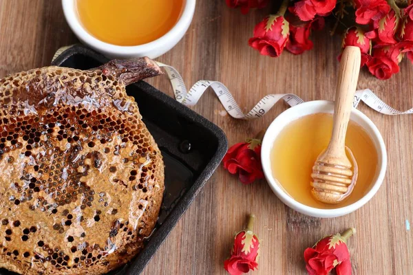 Söta honeycomb och honung — Stockfoto