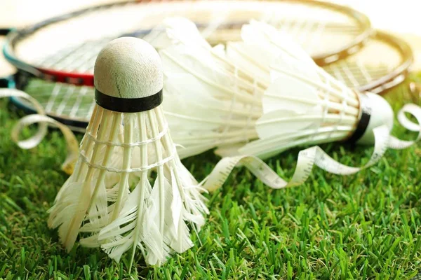 Shuttlecocks com raquete de badminton — Fotografia de Stock