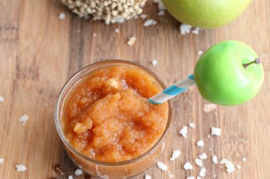 Güler yüzlü ile yeşil elma