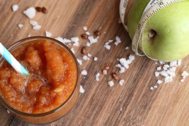 Güler yüzlü ile yeşil elma