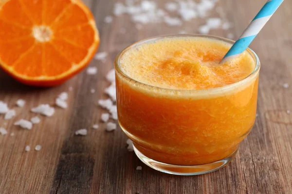 Frisk med orange smoothie — Stockfoto