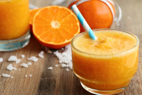 Frisk med orange smoothie — Stockfoto