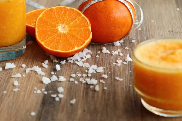 Frisk med orange smoothie — Stockfoto