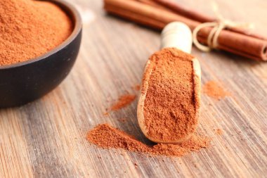 Toz tarçın ve sopa