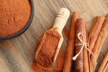 Toz tarçın ve sopa