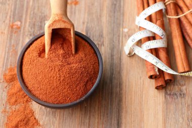 Toz tarçın ve sopa