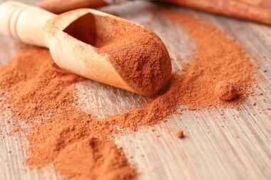 Toz tarçın ve sopa