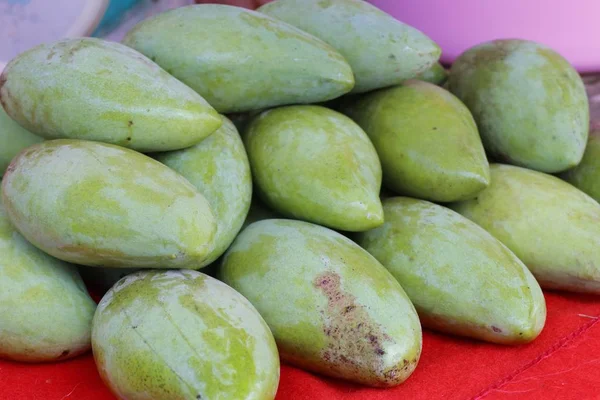 RAW mango på gata mat — Stockfoto