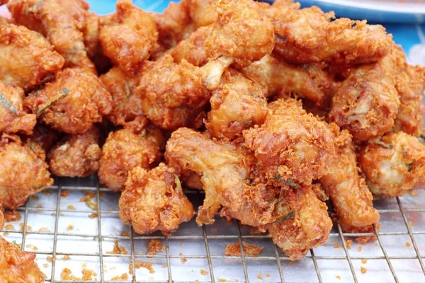 Pollo frito en el mercado —  Fotos de Stock