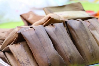 Muz yapraklarına sarılmış pirinç.