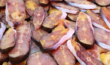 Pazarda kurutulmuş balık.