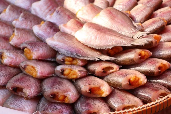 Сушена риба на ринку — стокове фото