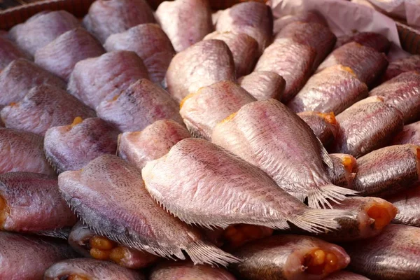 Torkad fisk på marknaden — Stockfoto