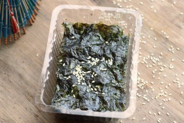 Susam ile gevrek kurutulmuş yosun