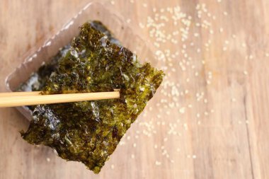 Susam ile gevrek kurutulmuş yosun