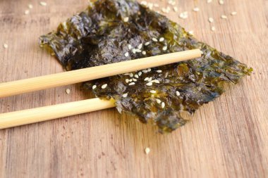 Susam ile gevrek kurutulmuş yosun