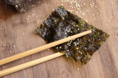 Susam ile gevrek kurutulmuş yosun