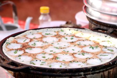 Hindistan cevizi sütü karıştırın şeker ve un