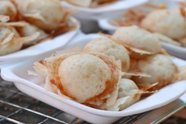 Hindistan cevizi sütü karıştırın şeker ve un