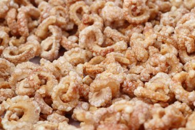 Kızarmış gevrek domuz deri