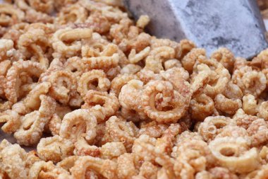 Kızarmış gevrek domuz deri