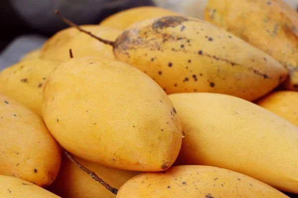 Rijpe mango op straat eten — Stockfoto