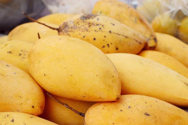 Rijpe mango op straat eten — Stockfoto