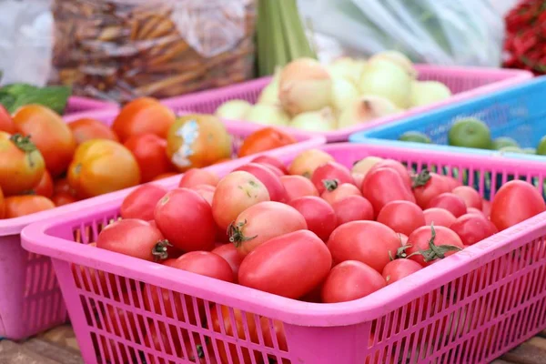 Tomates fraîches sur le marché — Photo