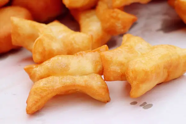 Vara de massa frita no mercado — Fotografia de Stock