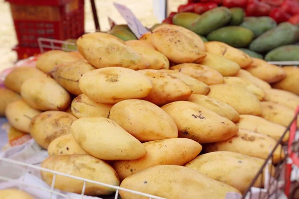 Zralé mango v pouliční stánky s jídlem — Stock fotografie