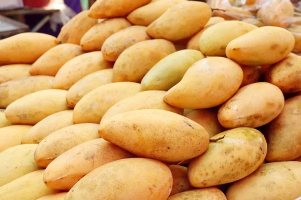 Rijpe mango op straat eten — Stockfoto