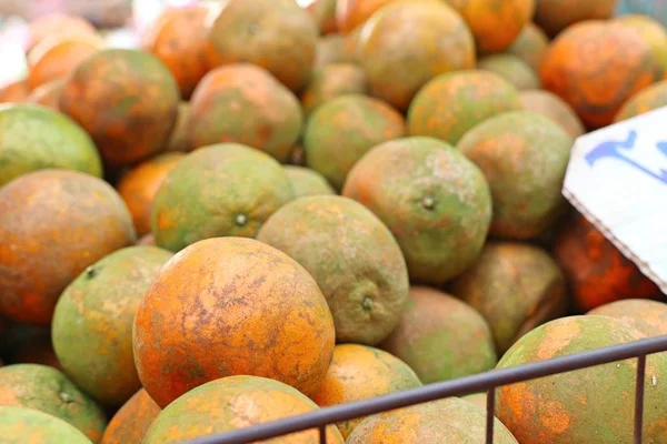 Fruta naranja en la comida callejera — Foto de Stock