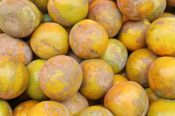 Oranje vruchten op straat eten — Stockfoto