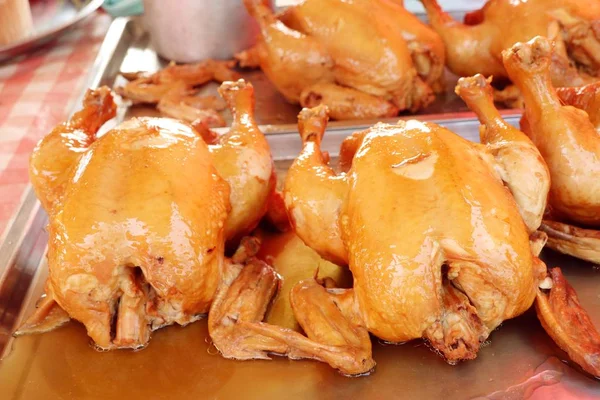 Kurczak z sosem rybnym o Sprzedawcy uliczni — Zdjęcie stockowe