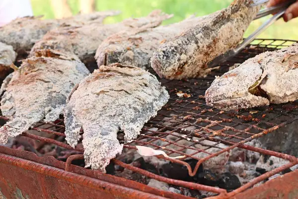 Poisson sel grillé à la nourriture de rue — Photo