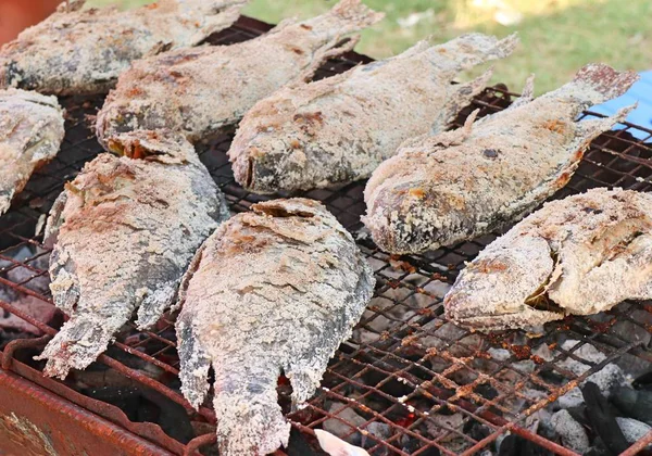 Рыба на гриле соль в уличной еде — стоковое фото