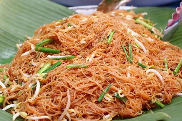 Fideos fritos en el mercado —  Fotos de Stock