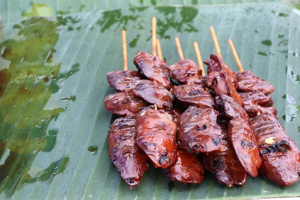 Pollo a la parrilla en la comida callejera —  Fotos de Stock