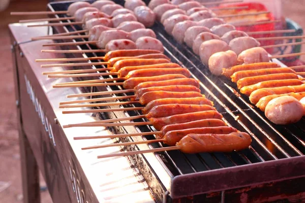 Salsichas para churrasco em comida de rua — Fotografia de Stock