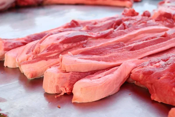 Свіжа свинина на ринку — стокове фото