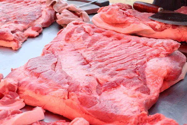 在市场上的鲜猪肉 — 图库照片