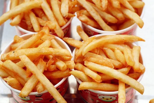 Papas fritas en la calle comida —  Fotos de Stock