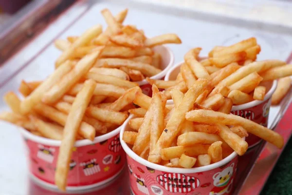 Franse frietjes op straat eten — Stockfoto