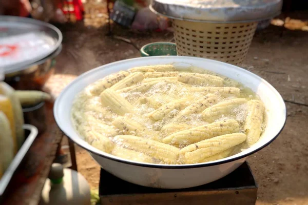 屋台の食べ物でゆでたトウモロコシ — ストック写真