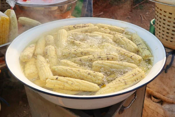 Maíz hervido en la comida callejera —  Fotos de Stock