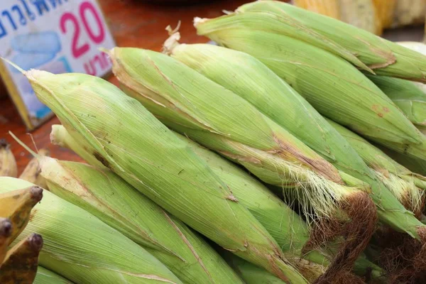 在市场的新鲜玉米 — 图库照片