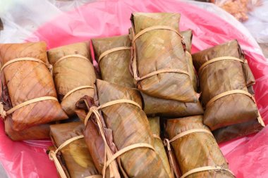 Muz yapraklarına sarılmış pirinç.